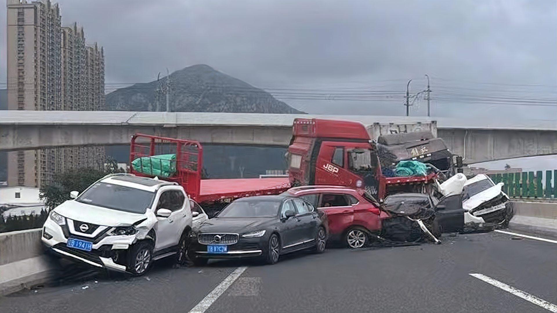遼寧盤錦一大橋發(fā)生多車連環(huán)相撞爆炸事件，遼寧盤錦大橋發(fā)生多車連環(huán)相撞爆炸事故