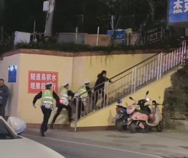 成都通報用警棍控制醉酒司機事件，理性看待警察執(zhí)法行為，成都通報警察用警棍控制醉酒司機事件，理性審視警察執(zhí)法行為