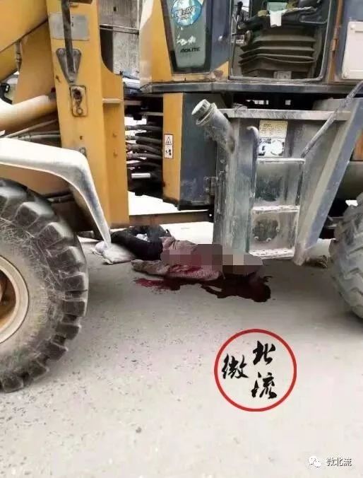 男童被裝載機(jī)碾壓身亡，悲劇背后的警示與反思，男童被裝載機(jī)碾壓身亡事件，警示與反思的悲痛教訓(xùn)