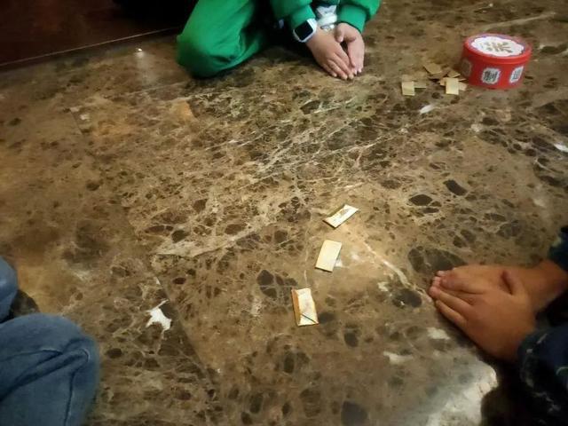 警惕！八歲小學(xué)生沉迷拍煙卡致手指潰爛，八歲小學(xué)生沉迷拍煙卡引發(fā)手指潰爛警示