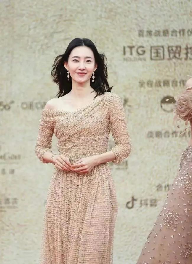 關(guān)曉彤金雞獎(jiǎng)紅毯造型引熱議，何為臃腫之美？，關(guān)曉彤金雞獎(jiǎng)紅毯造型引熱議，臃腫之美成焦點(diǎn)討論