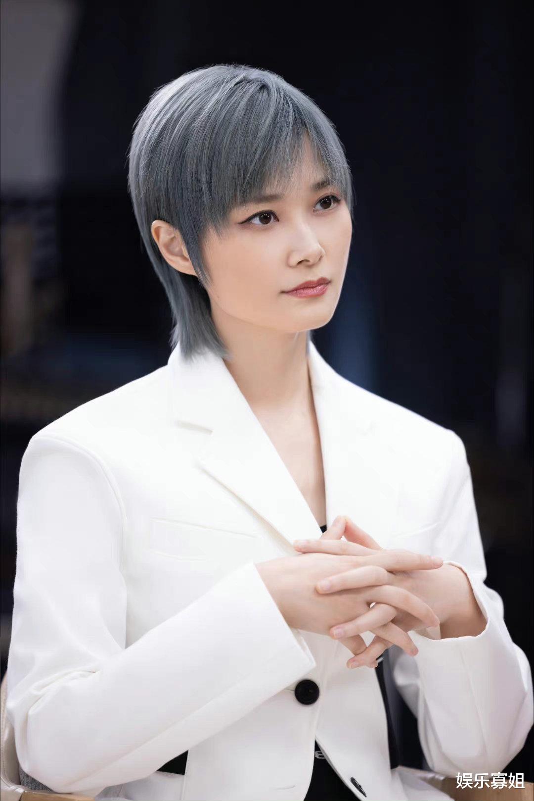 李宇春與強(qiáng)直性脊柱炎，挑戰(zhàn)與希望的故事，李宇春與強(qiáng)直性脊柱炎，挑戰(zhàn)中的希望之路