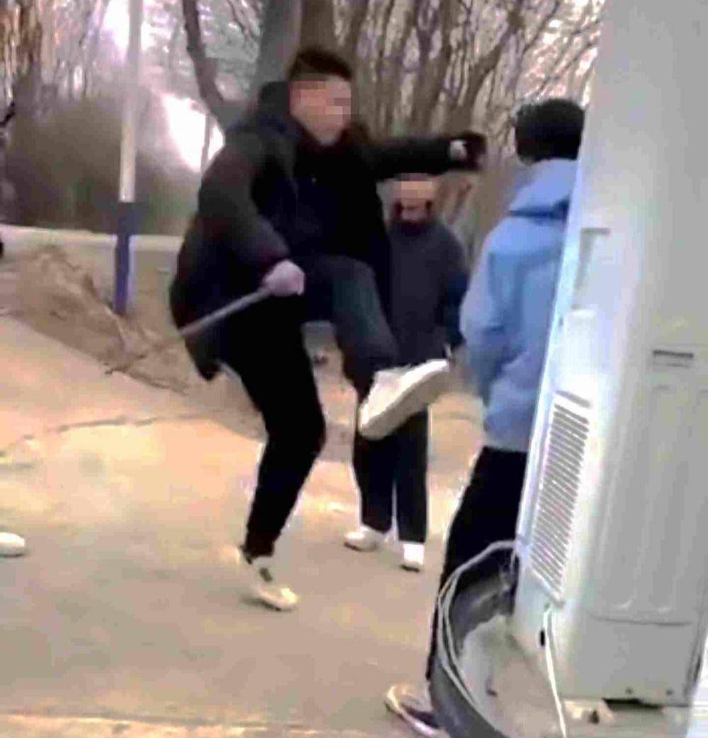 警方回應(yīng)警察踢小學(xué)生事件，責(zé)任與公正的行動(dòng)，警方回應(yīng)警察踢小學(xué)生事件，責(zé)任追究與公正行動(dòng)啟動(dòng)