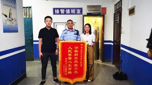 網(wǎng)友給打小學(xué)生副所長(zhǎng)寄錦旗，網(wǎng)絡(luò)時(shí)代的正能量傳遞，網(wǎng)友為小學(xué)生副所長(zhǎng)贈(zèng)錦旗，網(wǎng)絡(luò)時(shí)代正能量閃耀傳遞之路