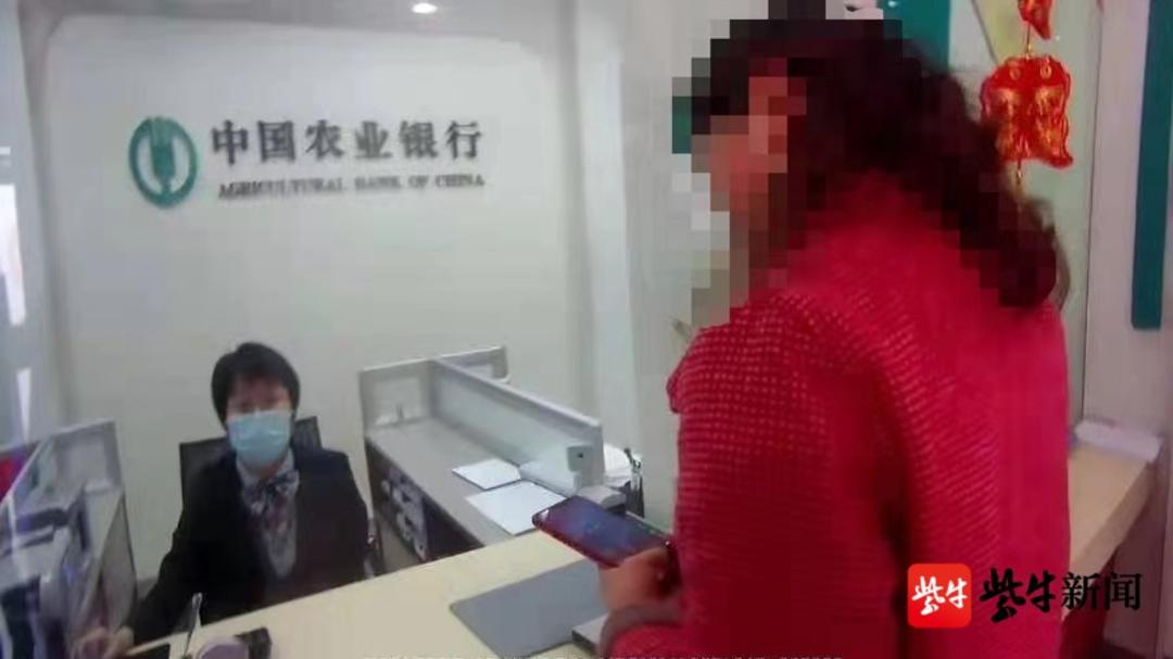 女子取款2.5萬元遭遇銀行挨個(gè)電話核實(shí)，銀行服務(wù)的新常態(tài)與挑戰(zhàn)，女子取款高額現(xiàn)金引發(fā)銀行核實(shí)風(fēng)波，新常態(tài)下的銀行服務(wù)挑戰(zhàn)