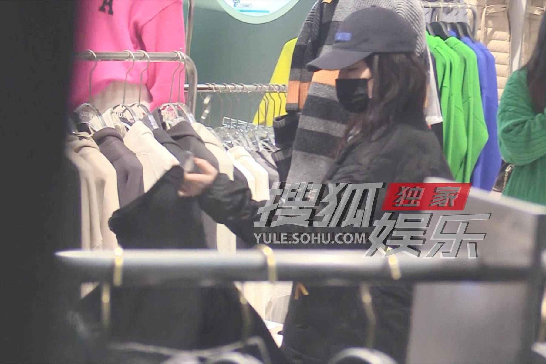 劉亦菲現(xiàn)身買手店掃貨，時尚界的璀璨新星，劉亦菲現(xiàn)身買手店掃貨，閃耀時尚新星風(fēng)采