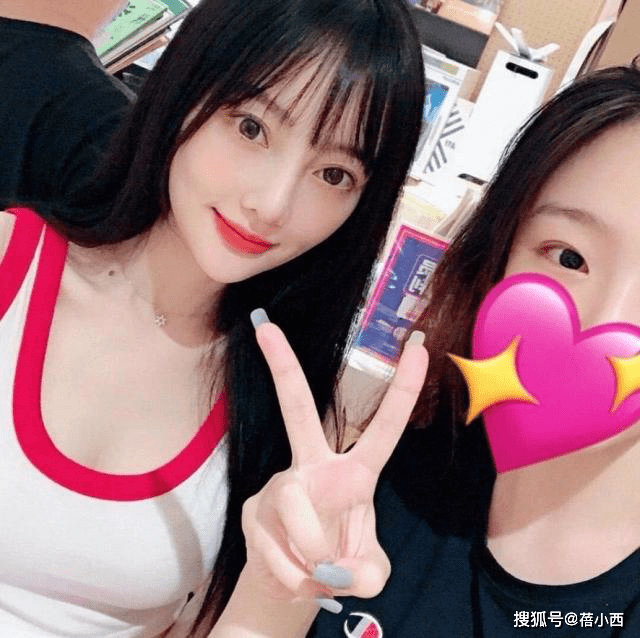 43歲李小璐穿背心做運(yùn)動，展現(xiàn)活力四溢的風(fēng)采，43歲李小璐穿背心運(yùn)動風(fēng)采四溢，展現(xiàn)活力四溢的魅力形象