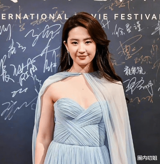 劉亦菲高情商回應(yīng)被說溜肩，自信之美，超越肩型，劉亦菲自信回應(yīng)溜肩爭議，美在自信，肩型不是唯一衡量標準