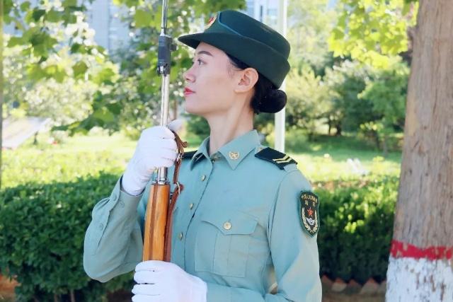 最美儀仗隊退役女兵視頻，榮耀與堅韌的象征，退役女兵榮耀瞬間，最美儀仗隊中的堅韌象征