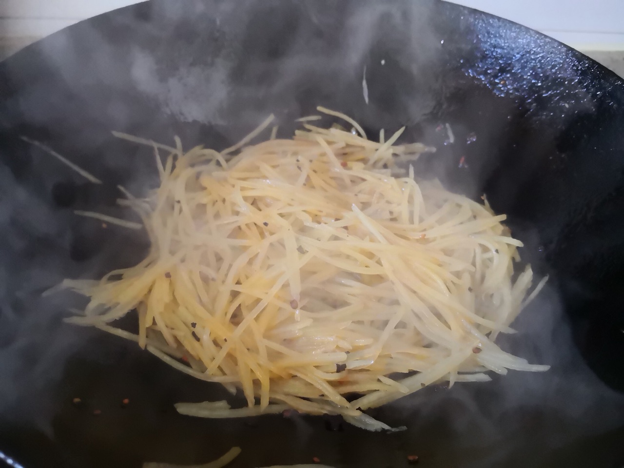 家常炒土豆絲——一道平凡中的美味佳肴，家常炒土豆絲，平凡食材的美味演繹