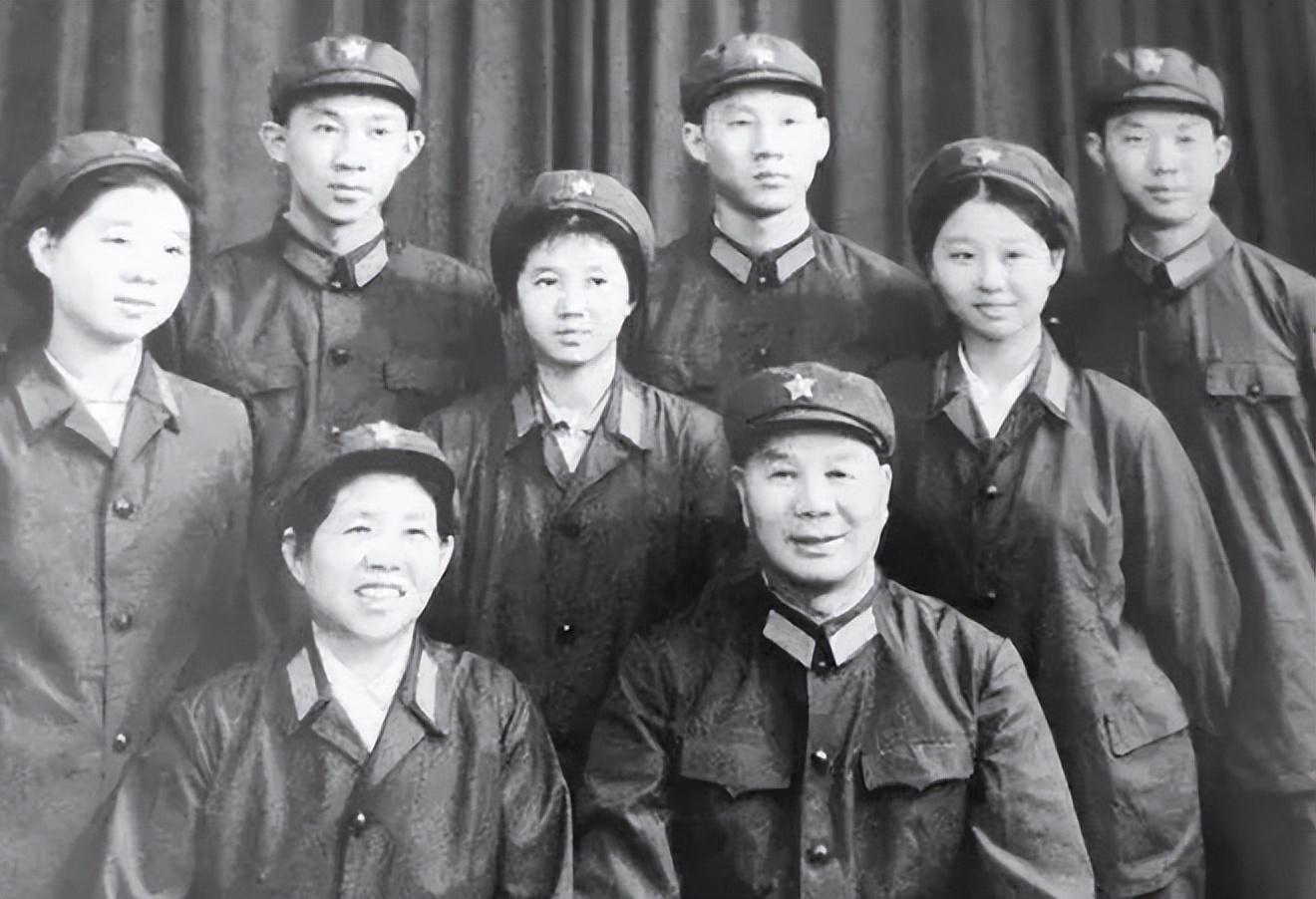 中國(guó)人民武裝警察部隊(duì)領(lǐng)導(dǎo)，引領(lǐng)與擔(dān)當(dāng)，中國(guó)人民武裝警察部隊(duì)的領(lǐng)導(dǎo)力量，引領(lǐng)與擔(dān)當(dāng)?shù)碾p重角色