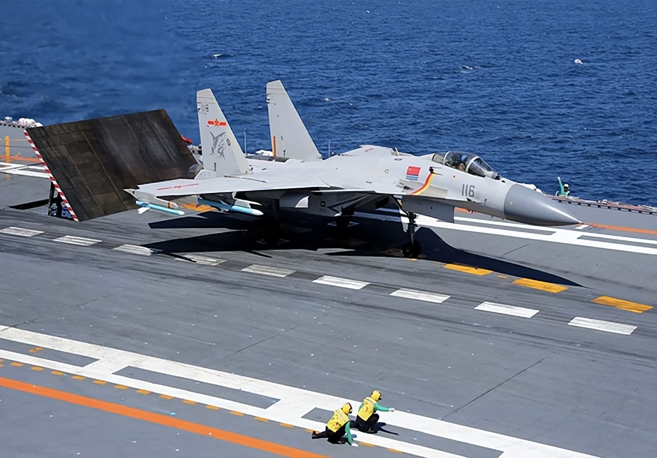 殲-15戰(zhàn)斗機(jī)與英勇飛行員，中國空中力量的璀璨明珠，殲-15戰(zhàn)斗機(jī)與英勇飛行員，中國空中力量的輝煌篇章
