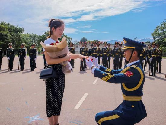 三軍儀仗隊(duì)迎軍旗視頻，榮耀與傳承的壯麗瞬間，三軍儀仗隊(duì)迎軍旗的榮耀與傳承時(shí)刻