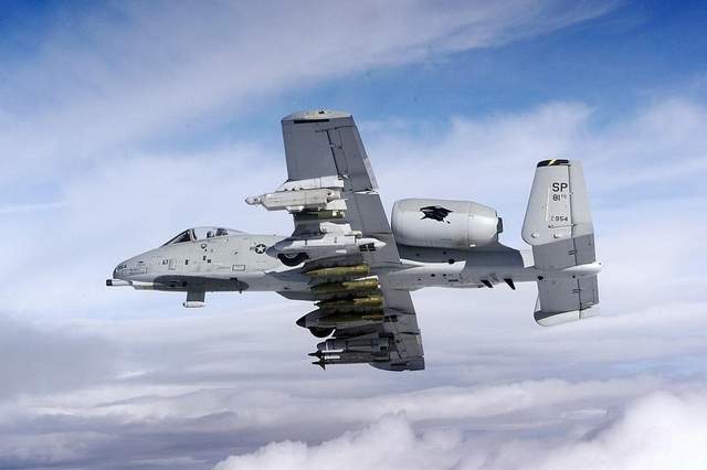 A-10攻擊機，對地攻擊的專業(yè)之選，A-10攻擊機，地面攻擊的專業(yè)利器
