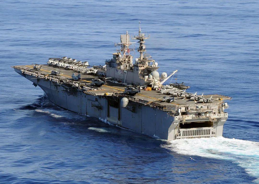 黃蜂級兩棲攻擊艦圖，揭示強大功能與獨特設(shè)計，黃蜂級兩棲攻擊艦圖解，強大功能與獨特設(shè)計的展現(xiàn)