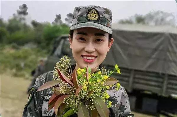 標(biāo)準(zhǔn)的中國女兵照，展現(xiàn)堅(jiān)毅與榮耀，中國女兵堅(jiān)毅榮耀風(fēng)采照