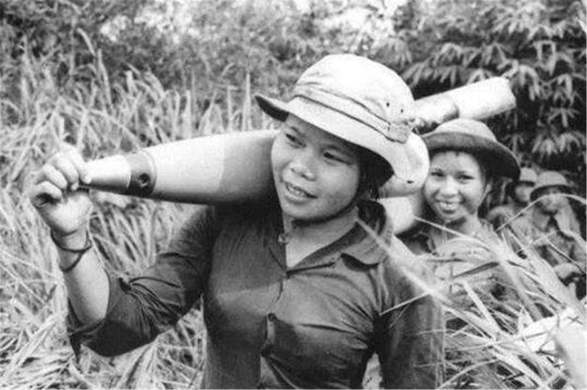 越南人民軍中的女兵力量，勇敢與堅(jiān)韌的象征，越南女兵力量，勇敢與堅(jiān)韌的象征
