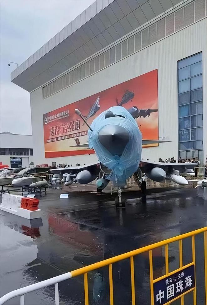 殲-10C，揭秘中國(guó)現(xiàn)代化戰(zhàn)斗機(jī)的卓越成就與未來展望，揭秘殲-10C，中國(guó)現(xiàn)代化戰(zhàn)斗機(jī)的輝煌成就與未來展望