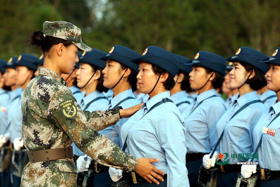 閱兵村女兵方隊(duì)演練，展現(xiàn)新時代巾幗英雄風(fēng)采，閱兵村女兵方隊(duì)演練，新時代巾幗英雄風(fēng)采展現(xiàn)
