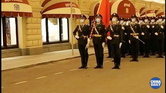 三軍儀仗隊(duì)街頭表演，展現(xiàn)榮耀與力量的盛大場(chǎng)面，三軍儀仗隊(duì)街頭盛大表演，榮耀與力量的完美展現(xiàn)