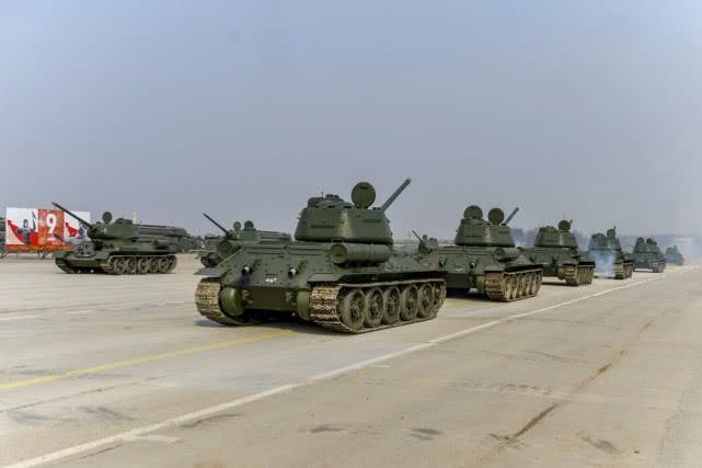 閱兵場上的獨特風(fēng)景，一輛T-34的榮耀與傳奇，T-34坦克，閱兵場上的榮耀與傳奇