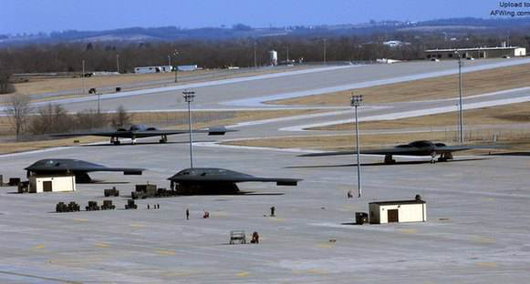 B-2轟炸機可以攜帶核彈嗎？歷史與現(xiàn)實的探究，B-2轟炸機核彈攜帶能力，歷史與現(xiàn)實的探究