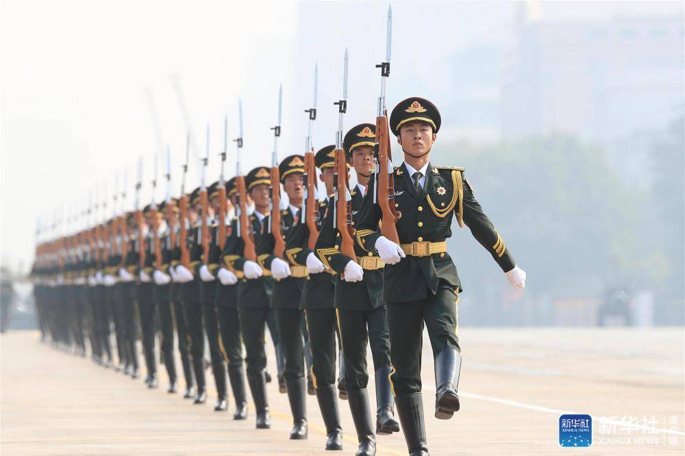 閱兵儀式，現(xiàn)在向我們迎面走來的壯麗景象，閱兵儀式，壯麗景象迎面走來