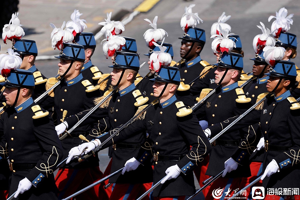 法國總統(tǒng)檢閱三軍儀仗隊(duì)圖片，榮耀與力量的展現(xiàn)，法國總統(tǒng)檢閱三軍儀仗隊(duì)，榮耀與力量的瞬間展現(xiàn)