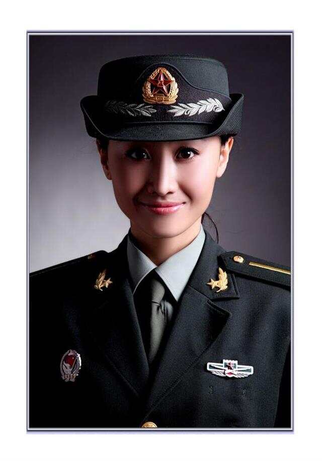 中國女兵軍裝常服照片，展現(xiàn)颯爽英姿與堅(jiān)定信念，中國女兵常服照片，英姿颯爽，信念堅(jiān)定