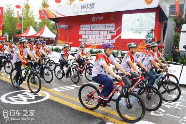 勝利日大閱兵，抗戰(zhàn)支前模范乘車方隊(duì)展現(xiàn)歷史榮耀，勝利日大閱兵，抗戰(zhàn)支前模范乘車方隊(duì)展現(xiàn)輝煌歷史榮耀