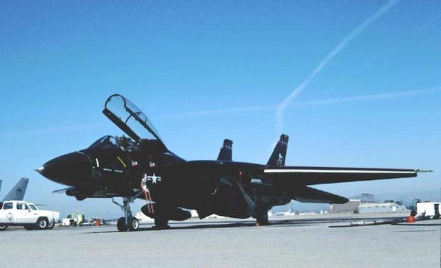 殲-15與F-14，空中巨鷹的對決與對比，殲-15與F-14，空中巨鷹的對決與性能對比