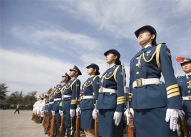 三軍儀仗隊隊長程誠，榮耀與擔(dān)當(dāng)?shù)南笳?，三軍儀仗隊隊長程誠，榮耀與擔(dān)當(dāng)?shù)牡浞? class=