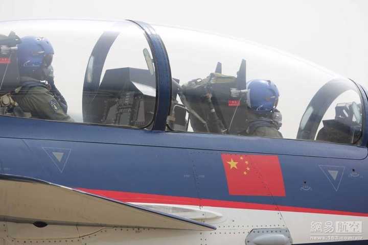 殲-10飛機(jī)座艙圖解，探索現(xiàn)代戰(zhàn)斗機(jī)的駕駛環(huán)境，殲-10戰(zhàn)斗機(jī)座艙圖解，揭秘現(xiàn)代戰(zhàn)斗機(jī)的駕駛環(huán)境