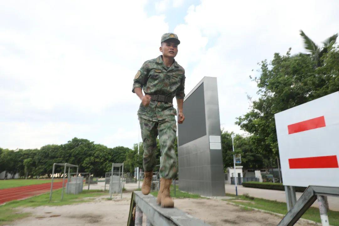星空迷彩服下的武警夏季風采，星空迷彩服映襯下的武警夏季風采
