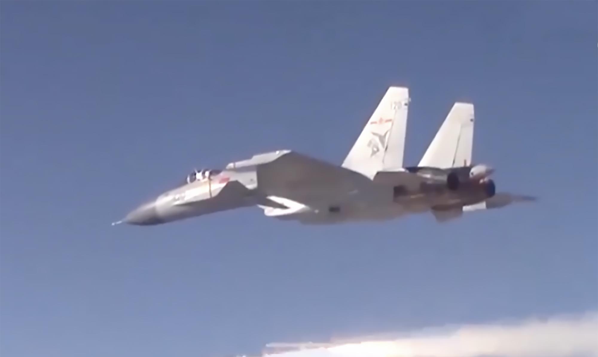 殲-15顯威，驅(qū)離外軍戰(zhàn)機(jī)，捍衛(wèi)國(guó)家領(lǐng)空安全，殲-15顯威捍衛(wèi)領(lǐng)空安全，驅(qū)離外軍戰(zhàn)機(jī)保國(guó)家安全
