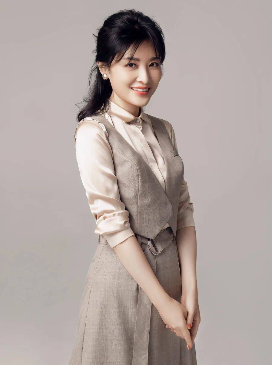 美麗與智慧并存——記那位長(zhǎng)得漂亮的女主持人，美麗與智慧并存的女主持人風(fēng)采閃耀舞臺(tái)