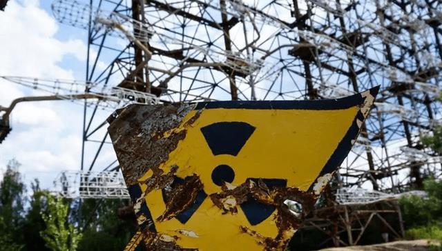 戰(zhàn)斗力最強的裝甲車，現(xiàn)代戰(zhàn)場上的鋼鐵巨獸，現(xiàn)代戰(zhàn)場上的最強裝甲車，鋼鐵巨獸亮相沙場