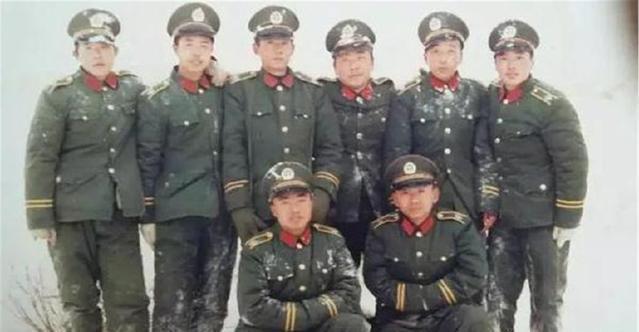 中國武警服裝，傳統(tǒng)與現(xiàn)代的完美結(jié)合，中國武警服裝，傳統(tǒng)與現(xiàn)代的時尚融合