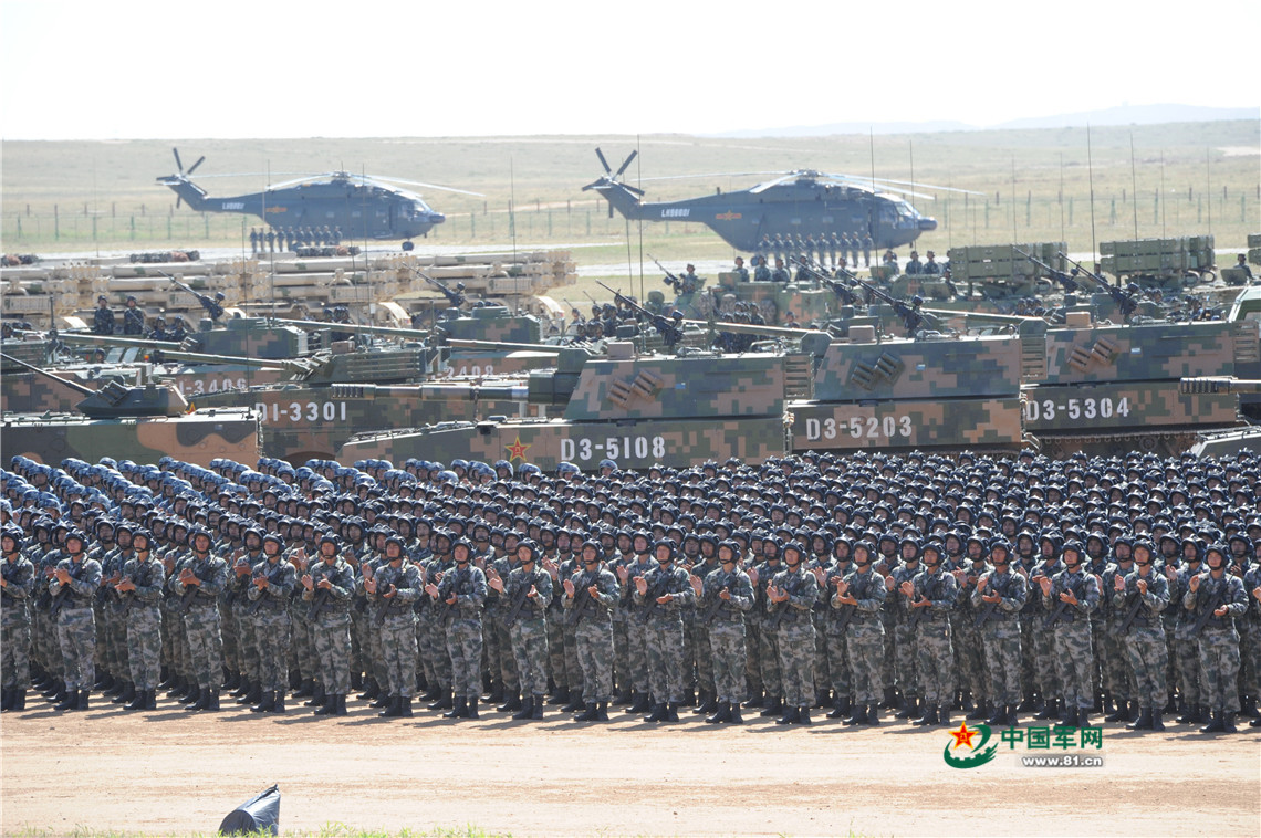沙場(chǎng)閱兵高清圖片素材，展現(xiàn)軍威與榮耀的瞬間，沙場(chǎng)閱兵精彩瞬間，高清圖片素材展現(xiàn)軍威與榮耀