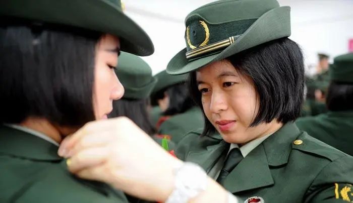 中國(guó)武警女兵單人圖片，展現(xiàn)新時(shí)代巾幗英雄的風(fēng)采，中國(guó)武警女兵風(fēng)采，新時(shí)代巾幗英雄展現(xiàn)英姿圖片