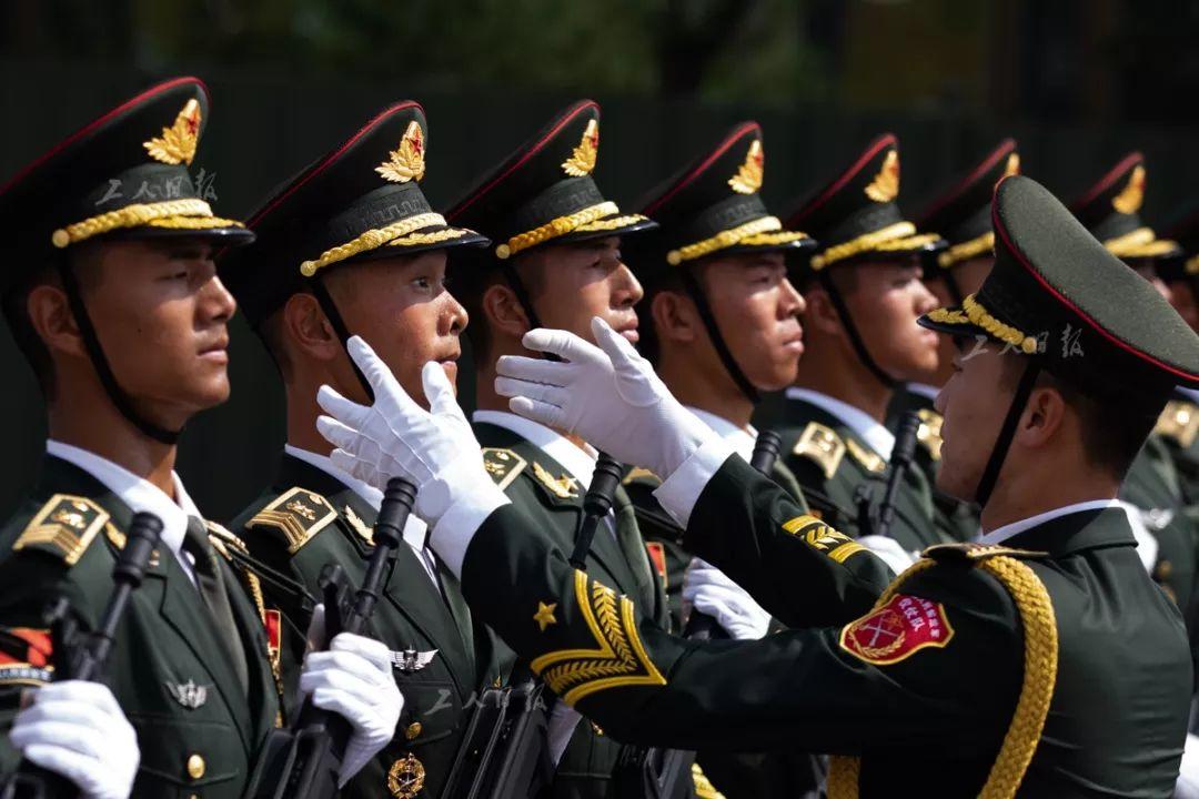 男兵方隊(duì)，榮耀與擔(dān)當(dāng)?shù)南笳?，男兵方?duì)，榮耀與擔(dān)當(dāng)?shù)膽?zhàn)士風(fēng)采展示