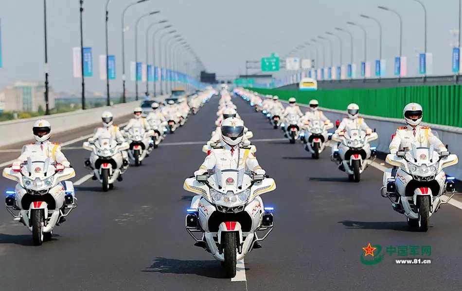國賓護衛(wèi)隊隆重迎接馬克龍總統(tǒng)訪華之旅，國賓護衛(wèi)隊莊嚴(yán)迎接馬克龍總統(tǒng)訪華之旅