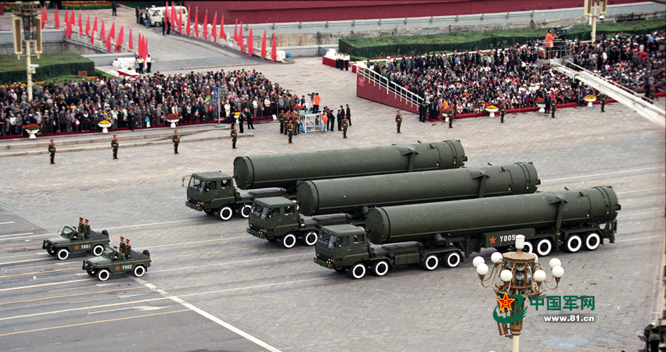 09閱兵中的防空導(dǎo)彈方隊(duì)，展現(xiàn)國(guó)防實(shí)力與民族驕傲，國(guó)防實(shí)力與民族驕傲，09閱兵防空導(dǎo)彈方隊(duì)亮相
