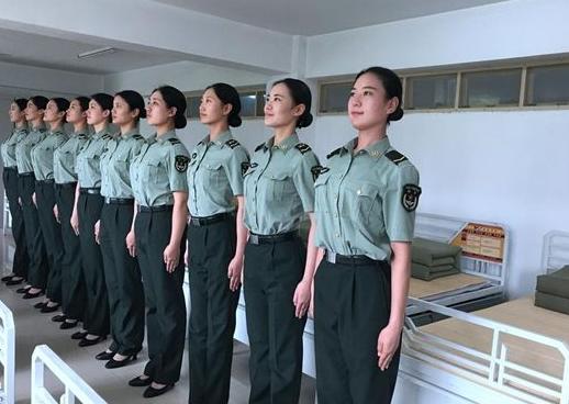中國人民解放軍儀仗隊(duì)女兵中隊(duì)，榮耀與擔(dān)當(dāng)?shù)南笳鳎袊嗣窠夥跑妰x仗隊(duì)女兵中隊(duì)，榮耀與擔(dān)當(dāng)?shù)牡浞? class=