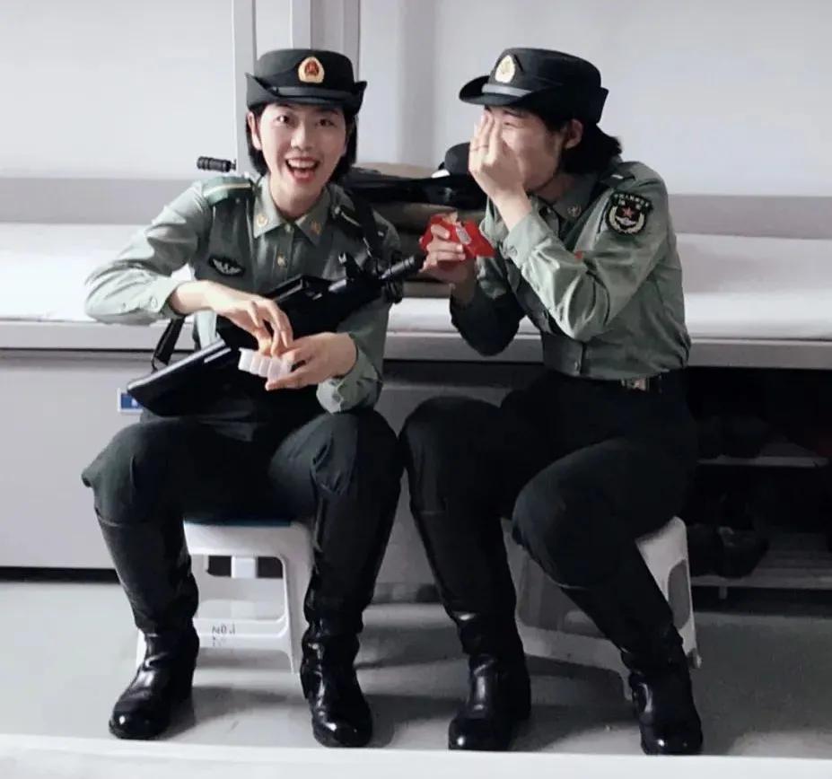 閱兵隊(duì)中的女兵，力量與榮耀的象征，閱兵隊(duì)中的女兵，力量與榮耀的璀璨象征