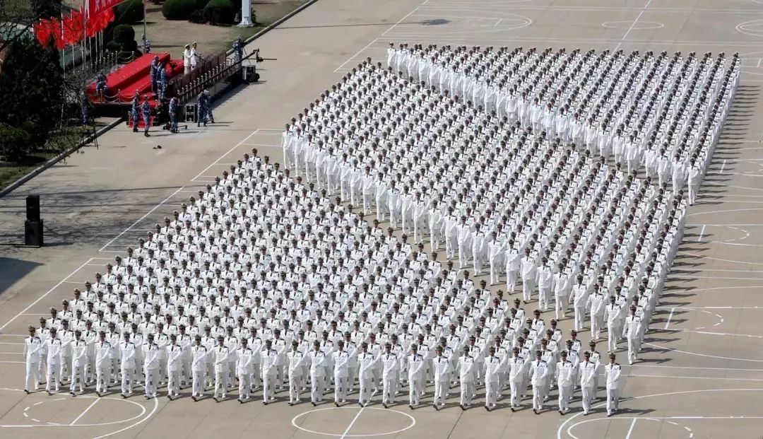 閱兵方陣轉(zhuǎn)隊形，展現(xiàn)國家力量與榮耀的壯麗畫卷，閱兵方陣變換陣容，展現(xiàn)國家力量與榮耀的壯觀畫卷
