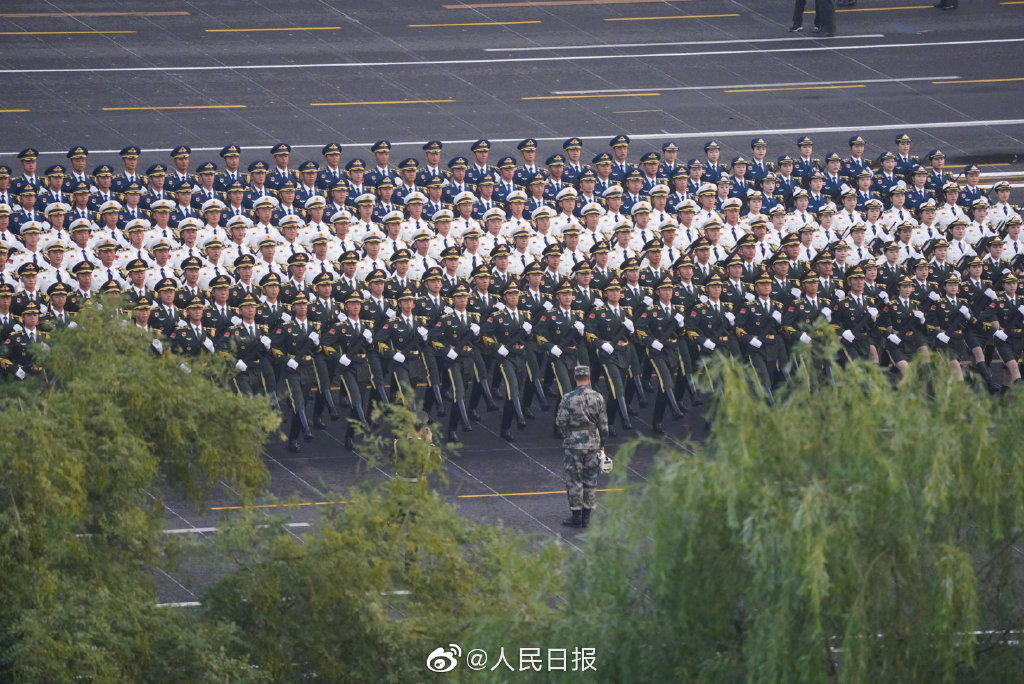 閱兵方陣里士兵們一個個全副武裝，展現(xiàn)國家力量與榮耀的象征，閱兵方陣展現(xiàn)國家力量與榮耀的象征，士兵全副武裝風采展示
