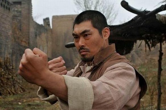 從褲子里拿出一個(gè)手榴彈，勇氣與智慧的象征，勇氣與智慧，從褲子里拿出手榴彈的瞬間
