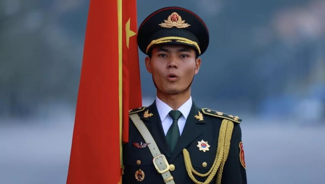 歷年閱兵軍旗手，榮耀與擔(dān)當(dāng)?shù)南笳?，歷年閱兵軍旗手，榮耀與擔(dān)當(dāng)?shù)臉?biāo)志性人物