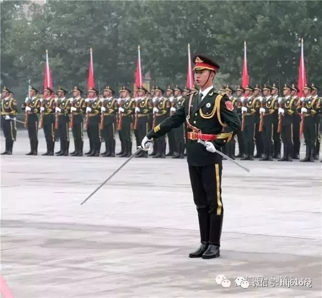 三軍儀仗隊(duì)張震，榮耀與擔(dān)當(dāng)?shù)南笳?，三軍儀仗隊(duì)張震，榮耀的象征，擔(dān)當(dāng)之楷模